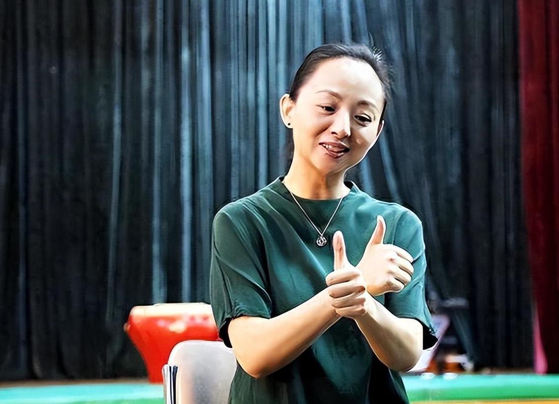 邰丽华:千手观音的聋哑人领舞 领舞邰丽华在2005年春晚上表演《千手