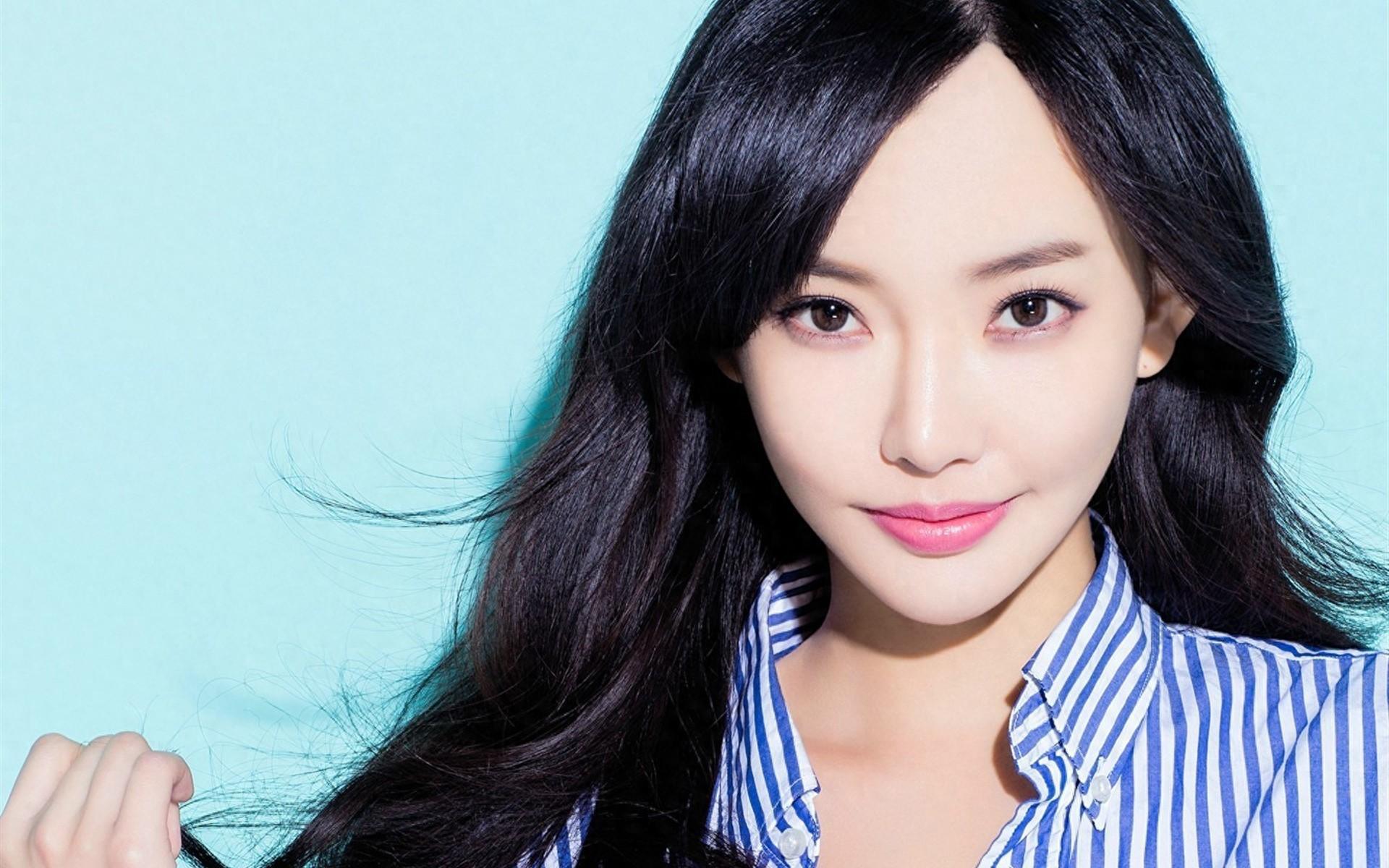 童菲:最美晶女郎 童菲是一位备受王晶赏识的年轻女演员,她的才华和