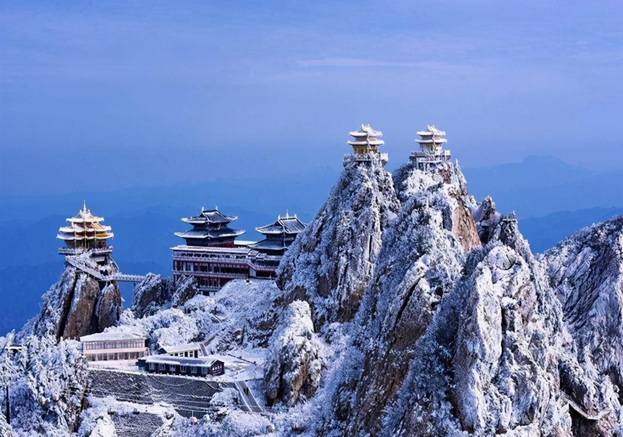 老君山位于河南洛阳,是国家aaaaa级旅游景区,海拔2200米,秦岭余掳八