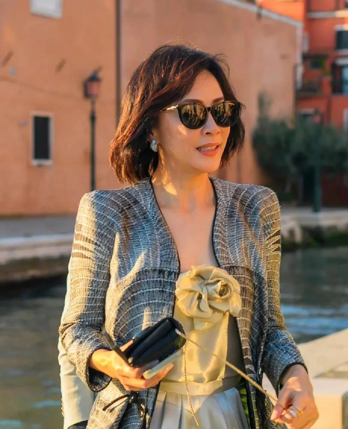 刘嘉玲穿搭技巧 刘嘉玲穿着这套衣服,展现出了高雅品位,简单却不失