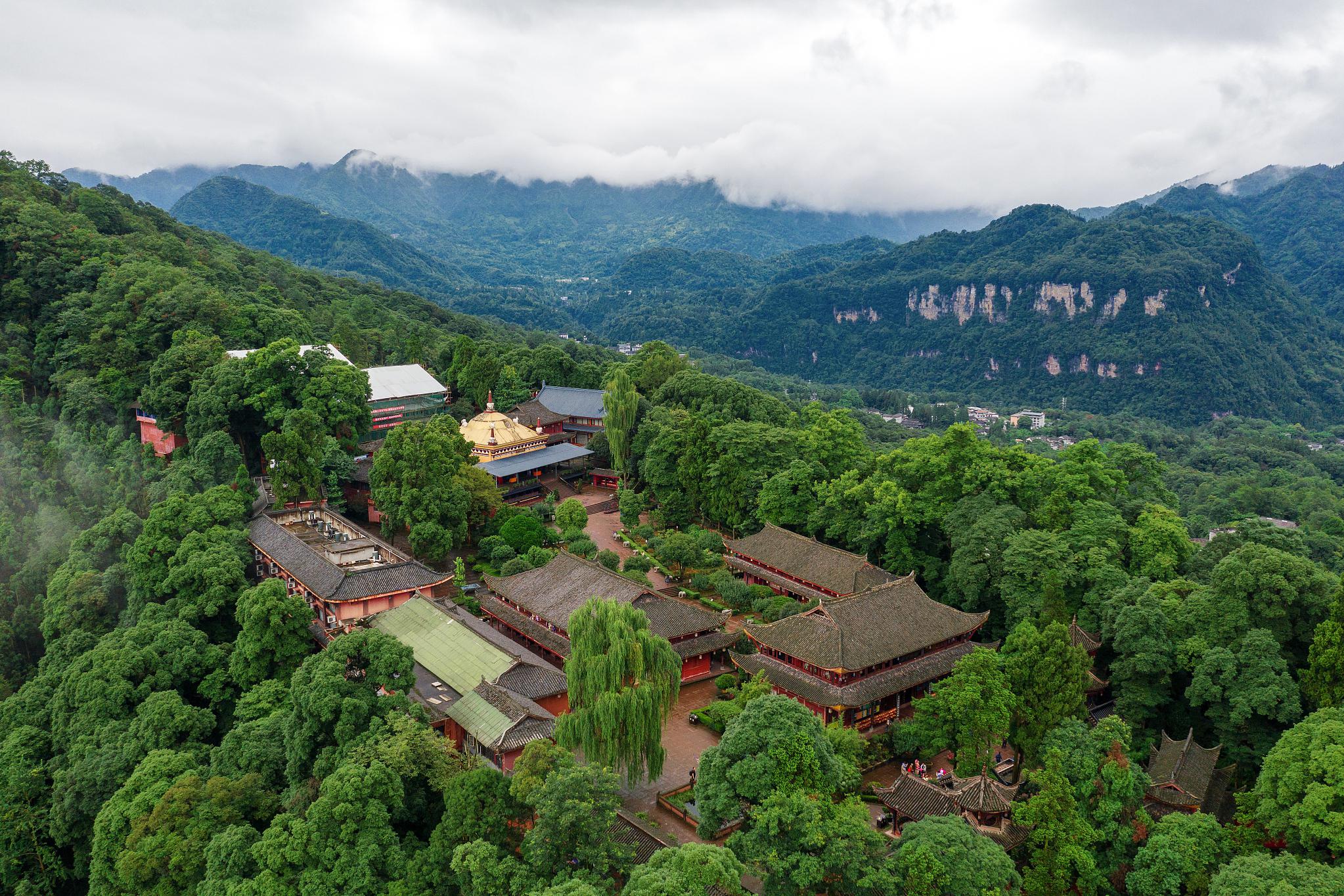 揭秘峨眉山:海拔之巅的仙境之旅 峨眉山,中国之巅,是一座千年佛教圣地
