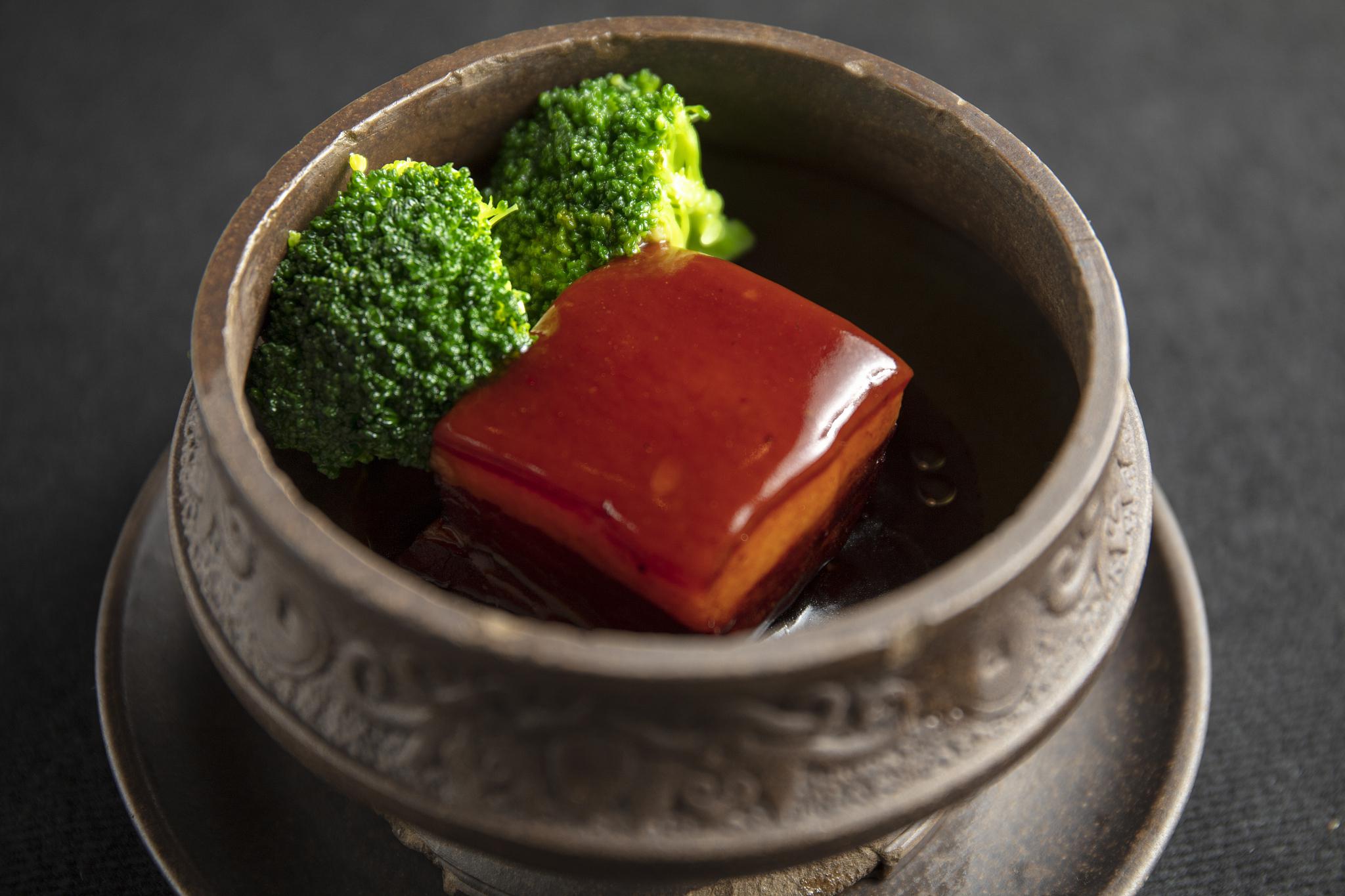 东坡肉:千年传承的美味 东坡肉,一道源自宋代大文豪苏东坡的经典佳肴
