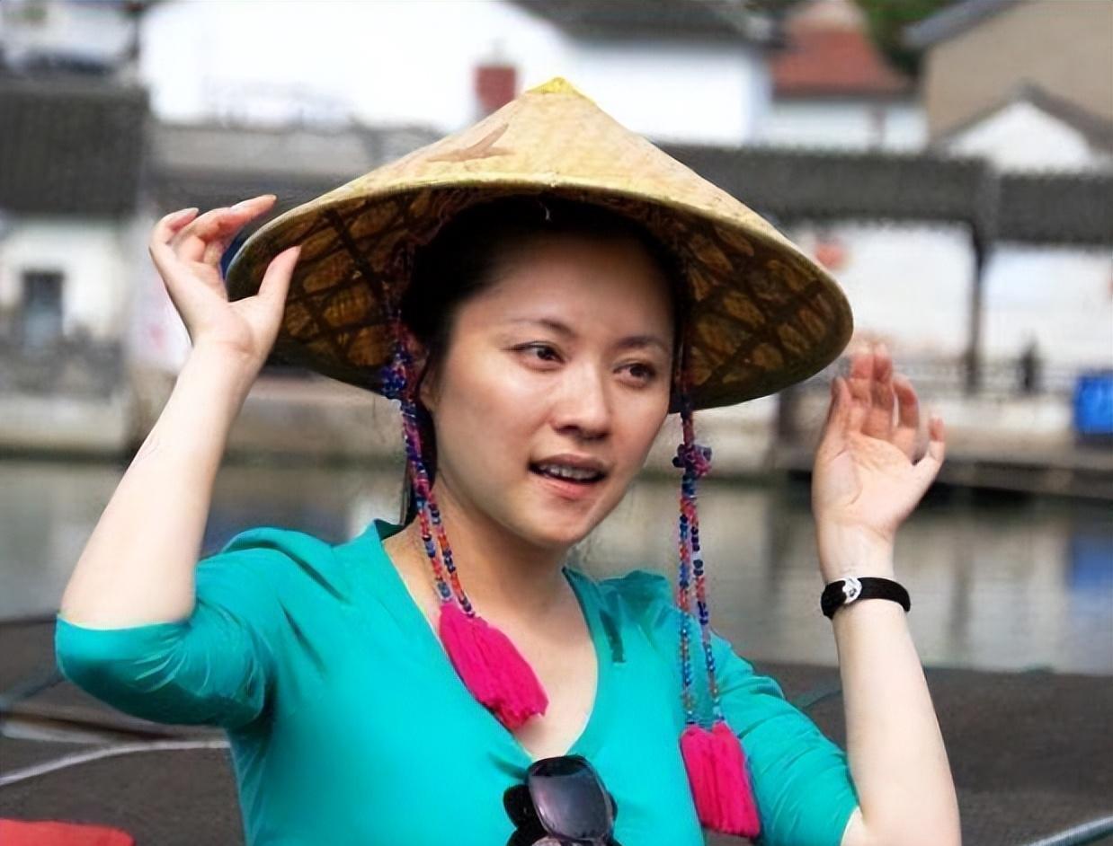 央视"最穷"主持人紫凝:坚持22年不涨工资,43岁凑够首付买房 作为央视