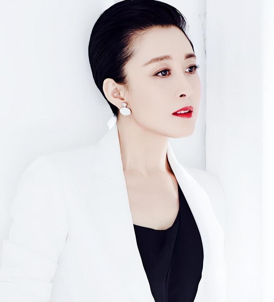 赵倩:演技出众,婚姻幸福 赵倩是一位演技出众的演员,出道30年零绯闻