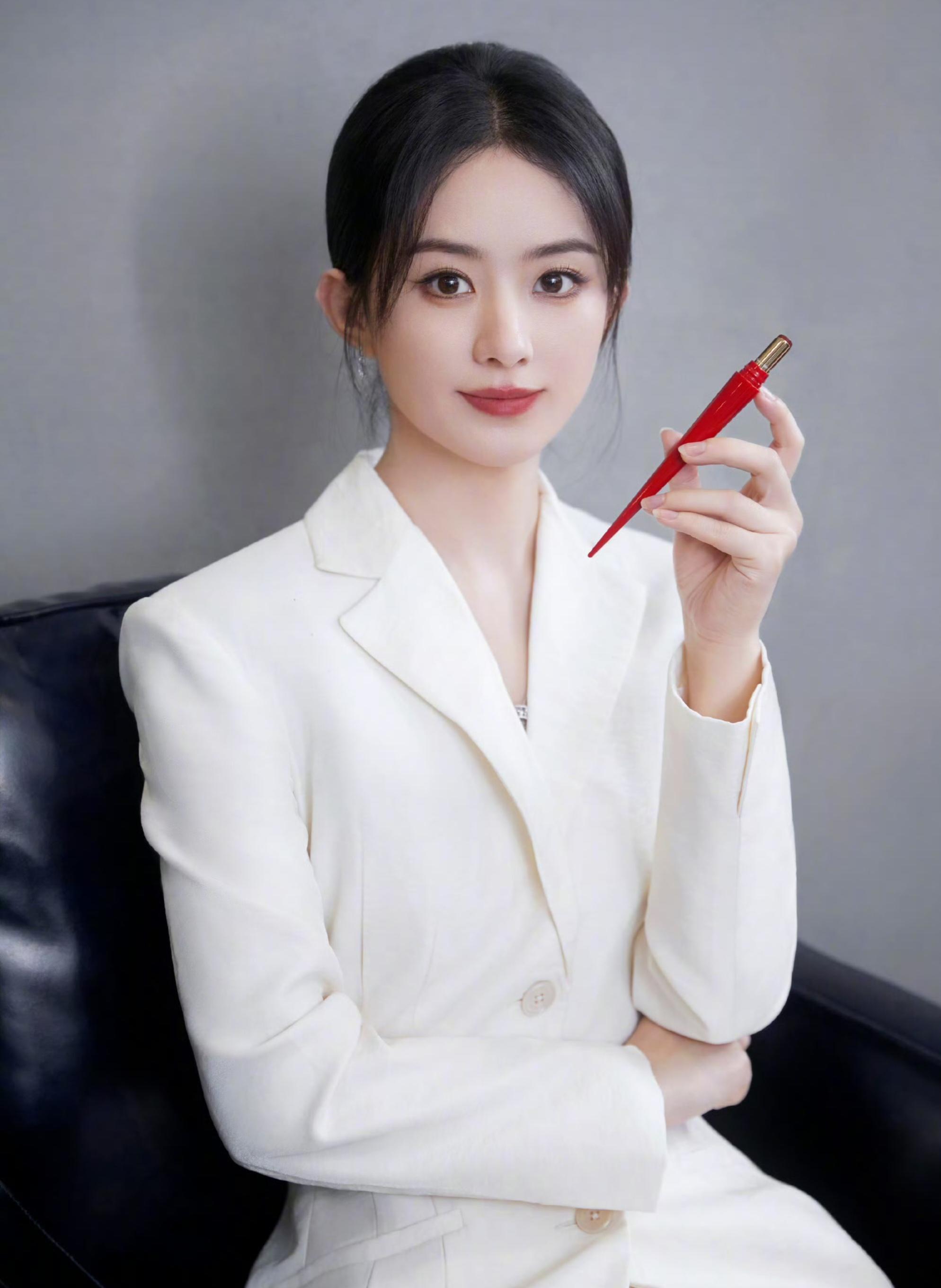 她靠着这份坚持,从《新还珠格格》,到《陆贞传奇》,再