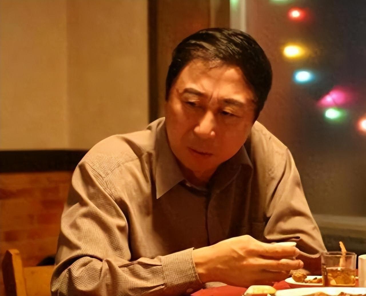 相声大师冯巩:人生波折与家庭和睦背后的真谛 相声大师冯巩,一个名字