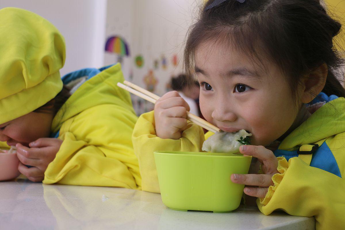 让小宝贝乖乖吃饭的三个小技巧 三岁的小宝贝总是食欲旺盛,却不太愿意