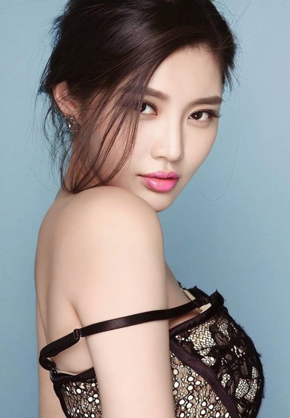 徐冬冬:才貌双全的女明星 徐冬冬是备受赞誉的中国内地女演员,以出色