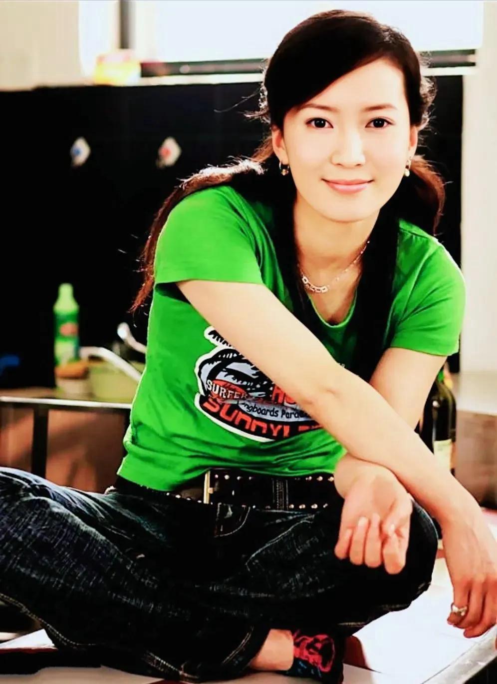 胡小庭:气质非凡的配角美人 胡小庭,45岁,只演"配角",父母先后去世