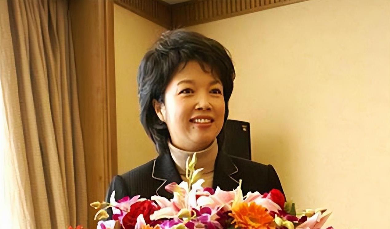 从央视主持人到特型演员,她的每一步都充满了挑战与机遇.