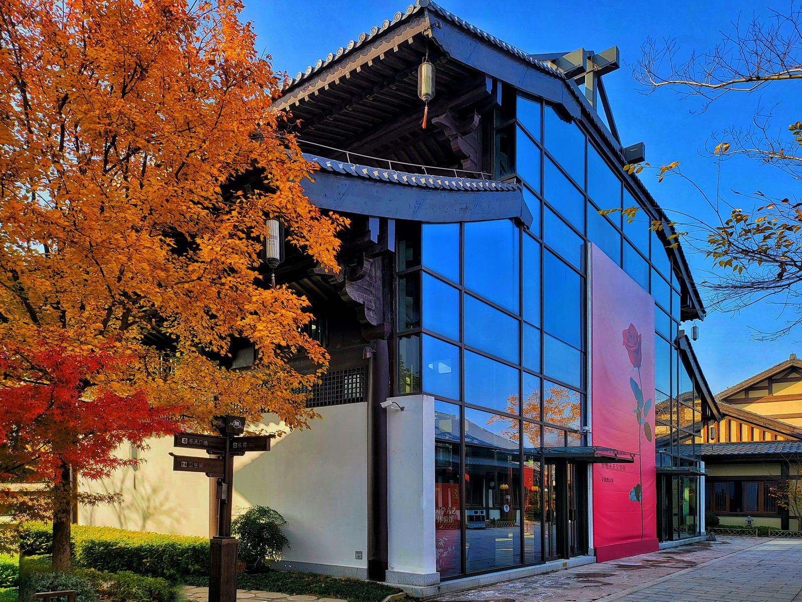 南京无想水镇,秋日浪漫之旅 深秋时分,我漫步在南京溧水无想水镇,这里