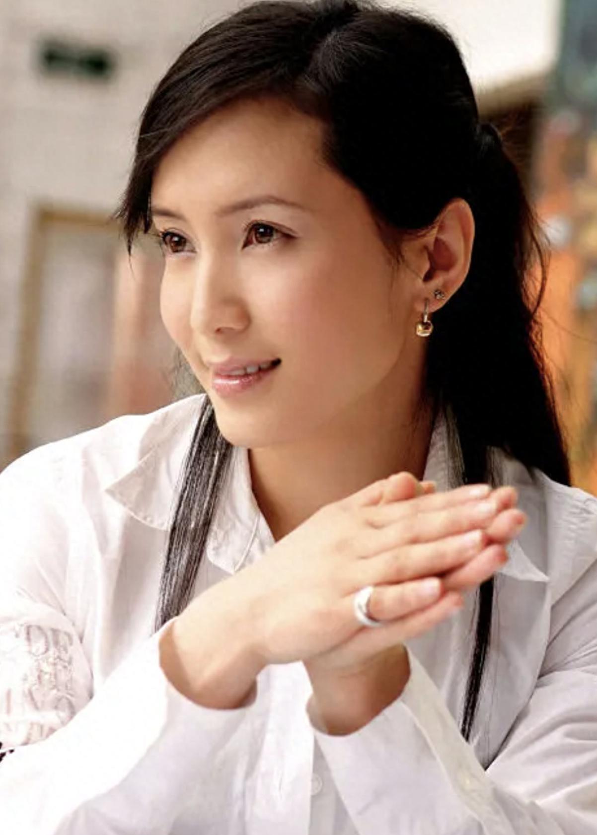 胡小庭:演艺圈的无名英雄,家庭的坚实后盾 胡小庭,一个在演艺圈奋斗了