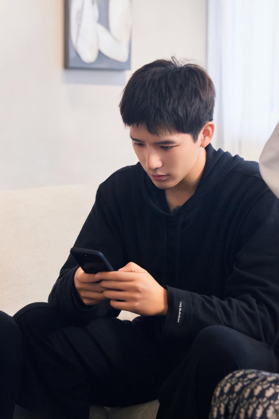 王安宇:如何征服观众心 王安宇是一位备受瞩目的新晋男演员,他的多才