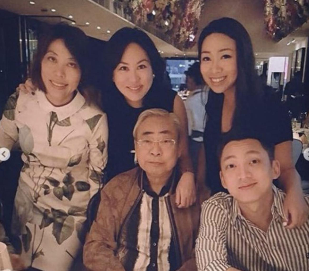 林建岳子女与堂姐弟聚会 林建岳的前妻谢玲玲虽然和林建岳离婚多年了
