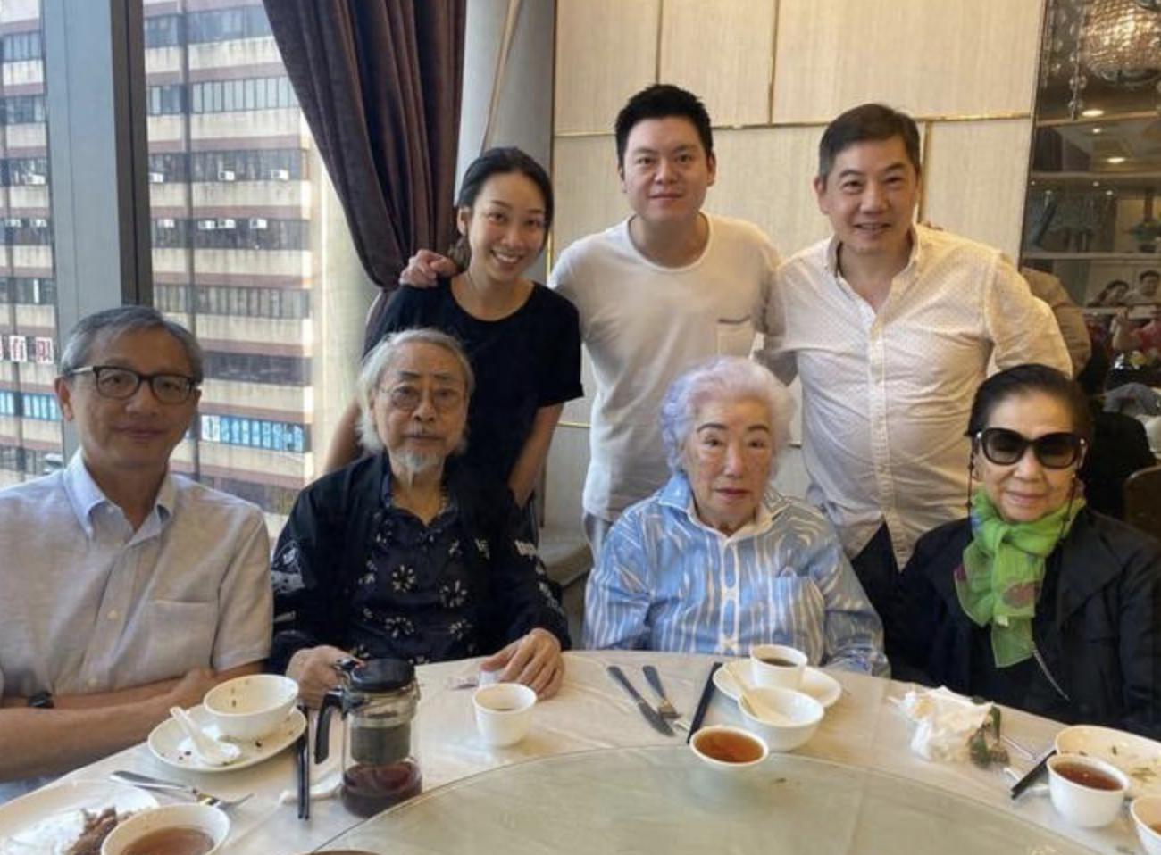 林建岳子女与堂姐弟聚会 林建岳的前妻谢玲玲虽然和林建岳离婚多年了