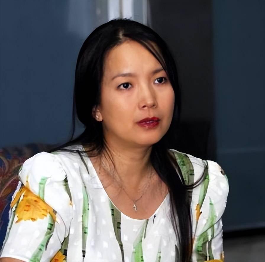 张丰毅是演艺圈的知名演员,他的重心是在演艺事业上,但娶了霍凡后,他