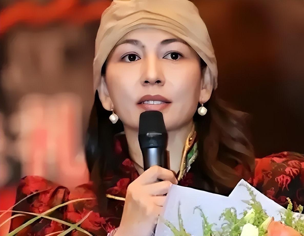 艾丽娅:反派女王的坎坷与辉煌 艾丽娅,一位演员,几乎没有人能记住她