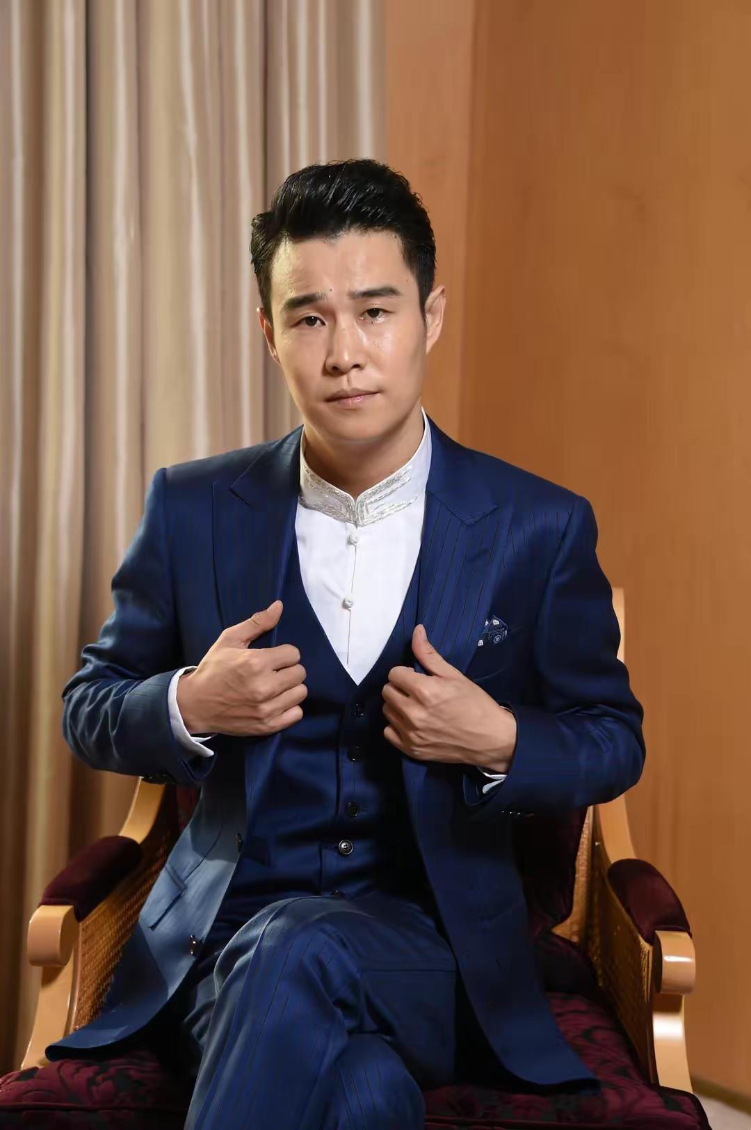 小沈阳:从草根到娱乐圈的坚韧追梦人 小沈阳,原名沈鹤,出身贫寒,却