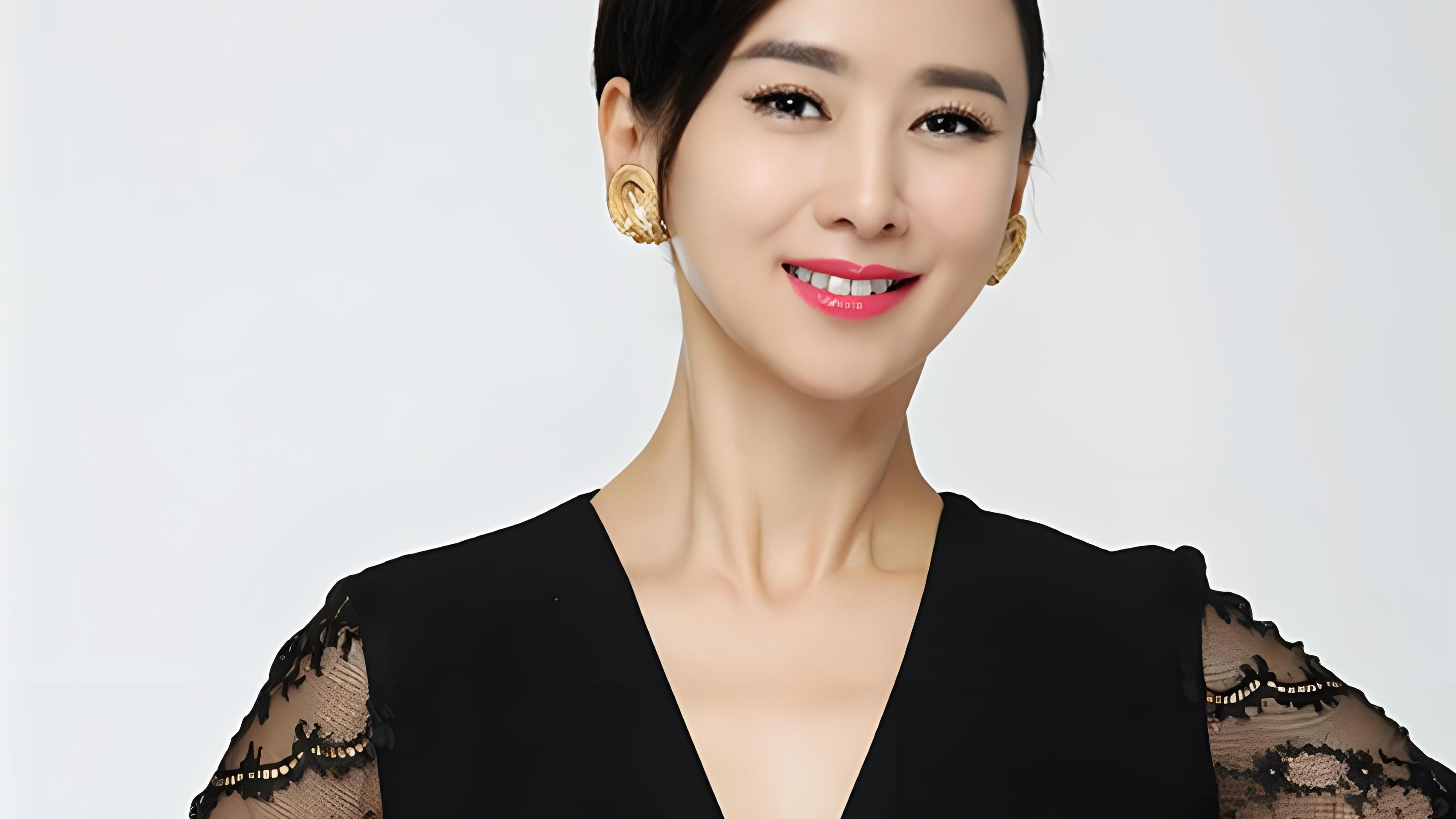 翁虹:从亚姐冠军到幸福人生,历经风雨终见彩虹 翁虹,一个在演艺圈中