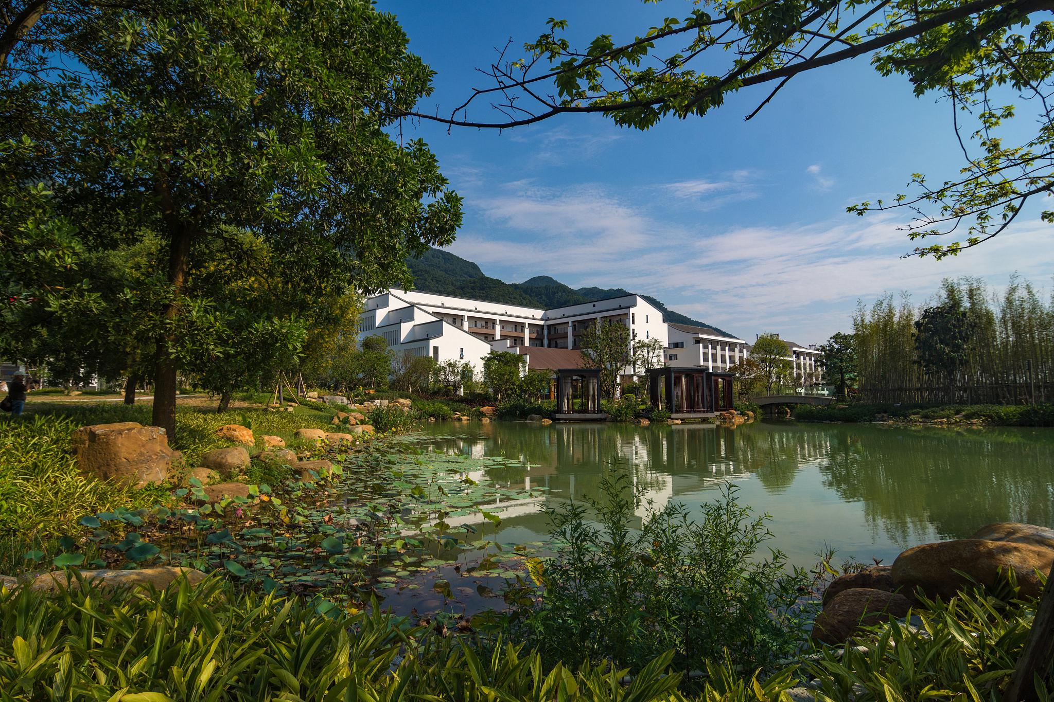 桃源山居:大自然的馈赠 桃源山居,位于桂林市内,是一颗璀璨明珠,让你