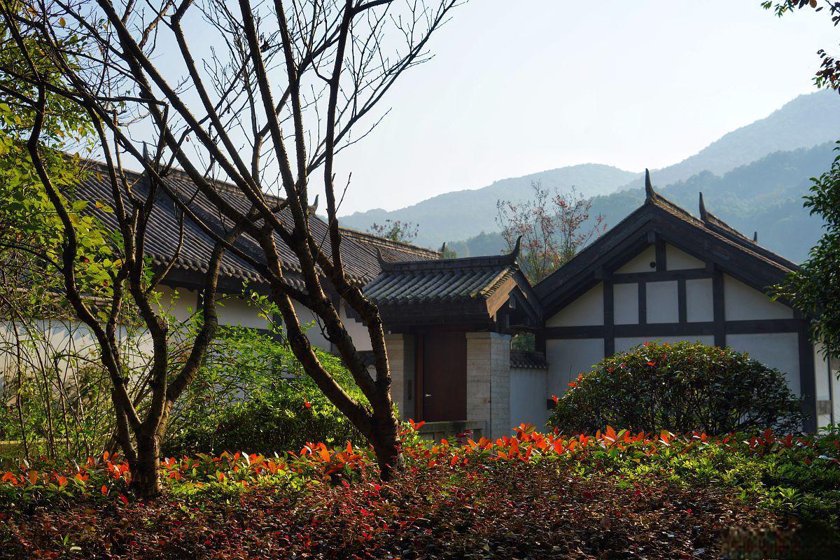 桃源山居:大自然的馈赠 桃源山居,位于桂林市内,是一颗璀璨明珠,让你