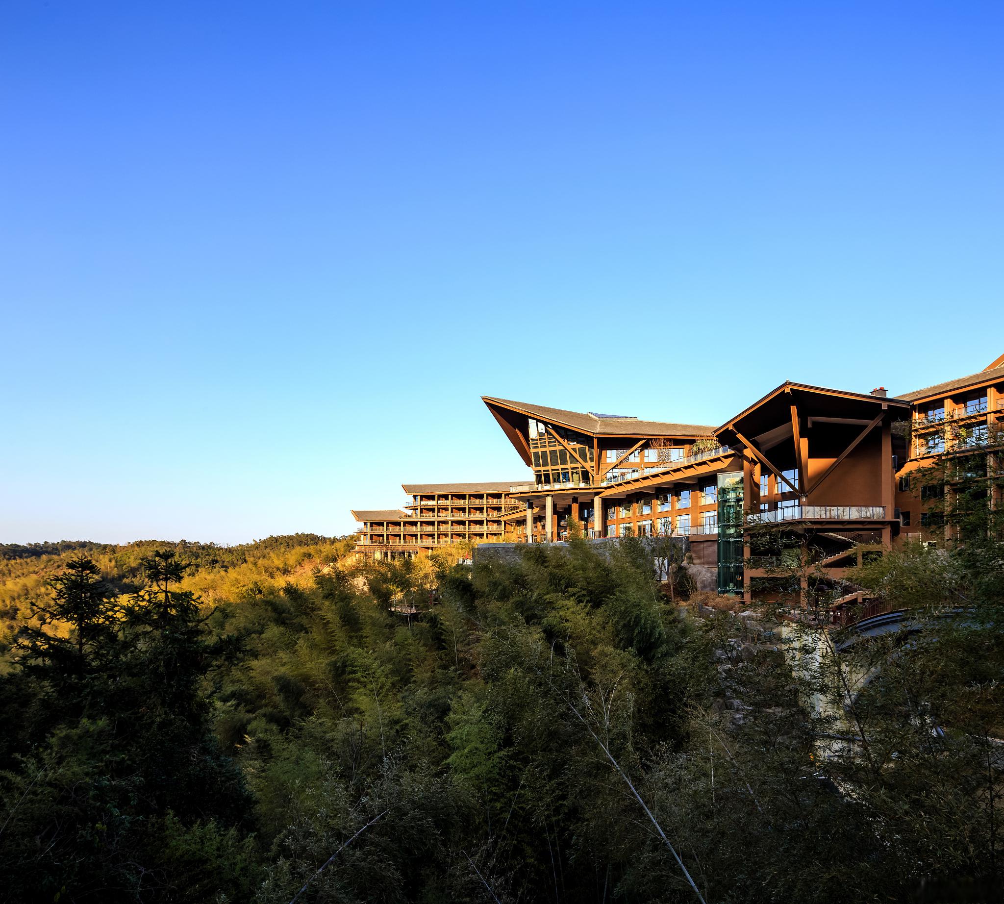 桃源山居:大自然的馈赠 桃源山居,位于桂林市内,是一颗璀璨明珠,让你