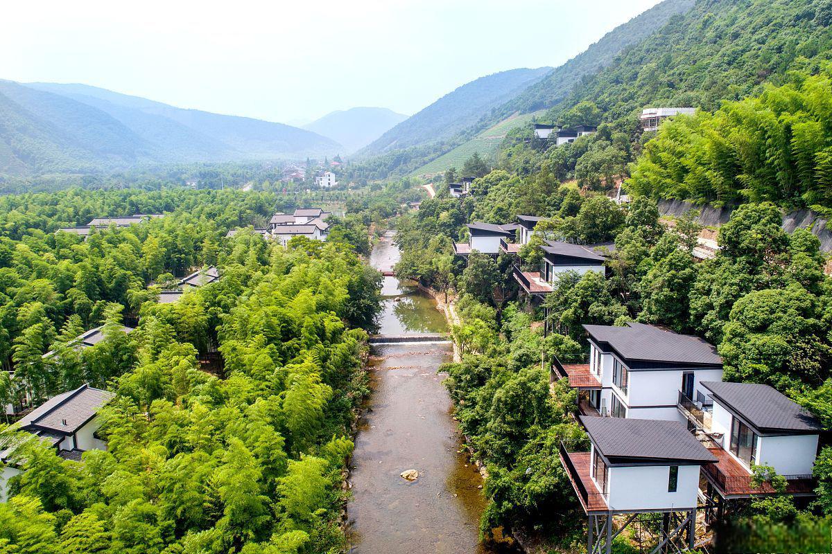 桃源山居:大自然的馈赠 桃源山居,位于桂林市内,是一颗璀璨明珠,让你