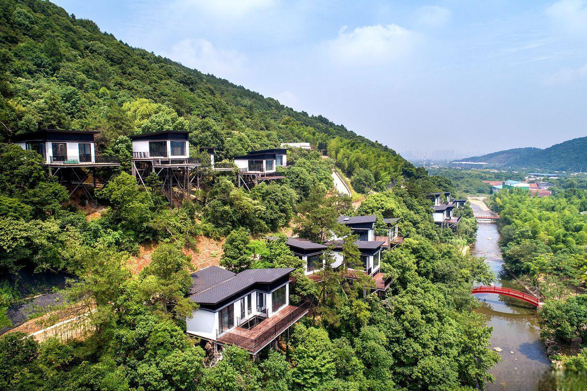 桃源山居:大自然的馈赠 桃源山居,位于桂林市内,是一颗璀璨明珠,让你