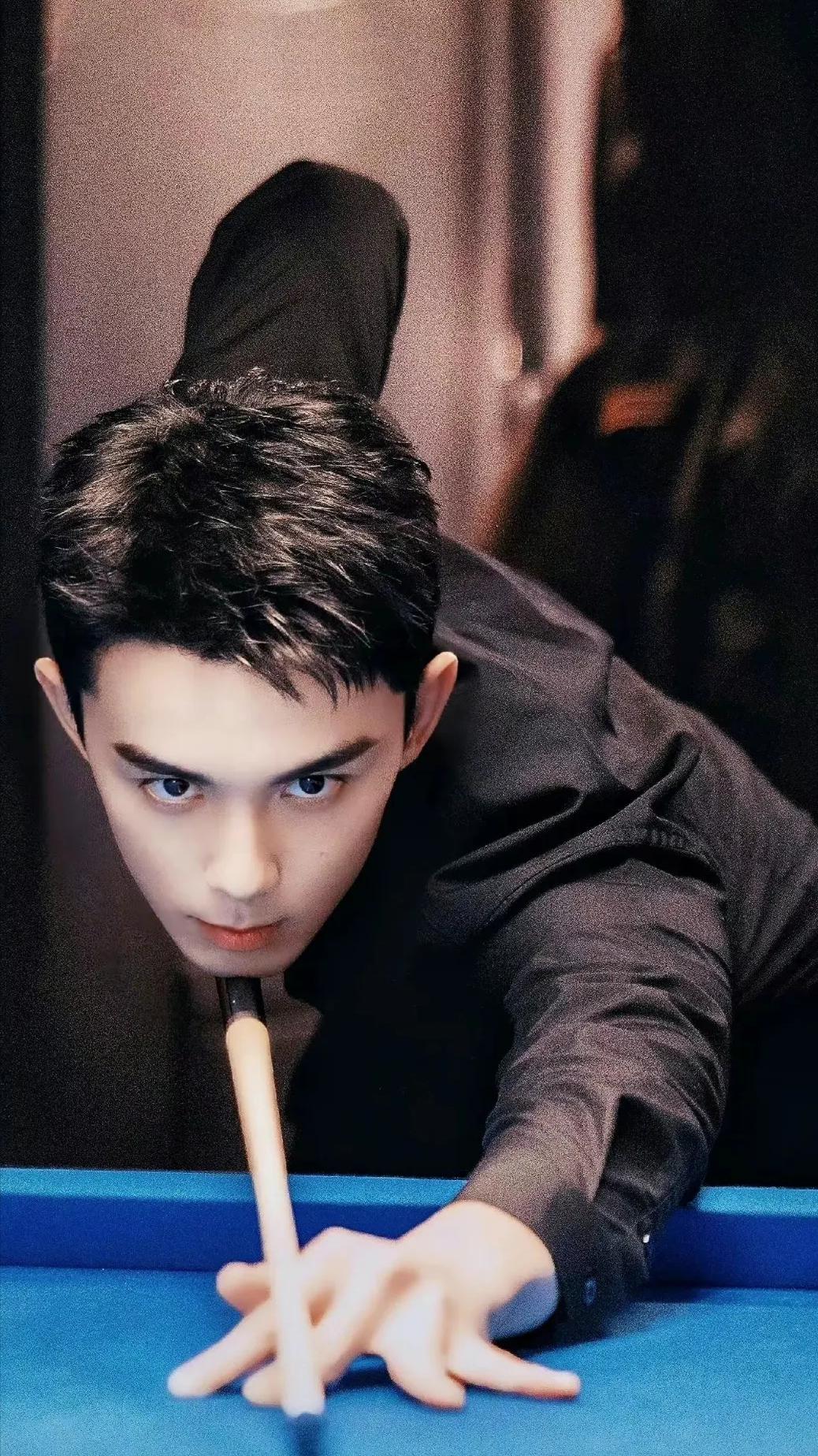 吴磊在新剧《在暴雪时分》中饰演天才斯诺克球手林亦杨,吴磊的演技