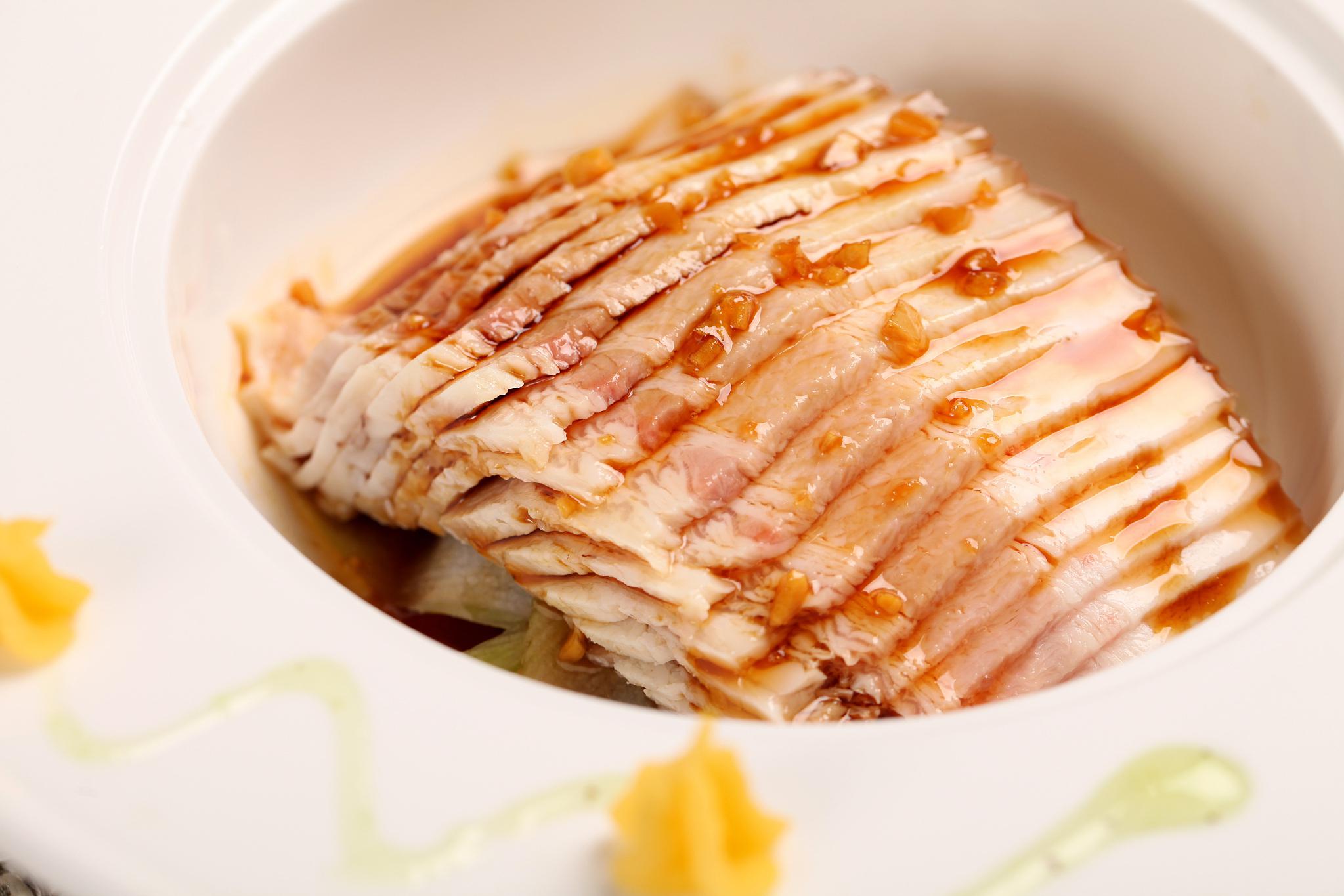 蒜泥白肉:川菜经典,色香味俱佳 蒜泥白肉是川菜中的经典之作,色香味