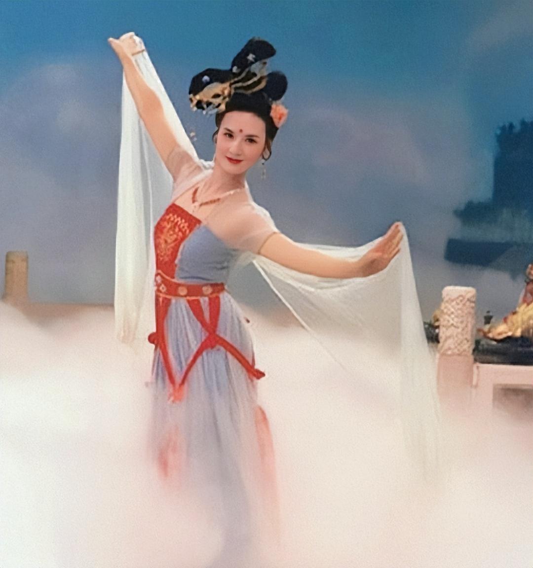 嫦娥仙子邱佩宁:4分钟演绎永恒魅力 在中国电影的璀璨星河中,有一位女