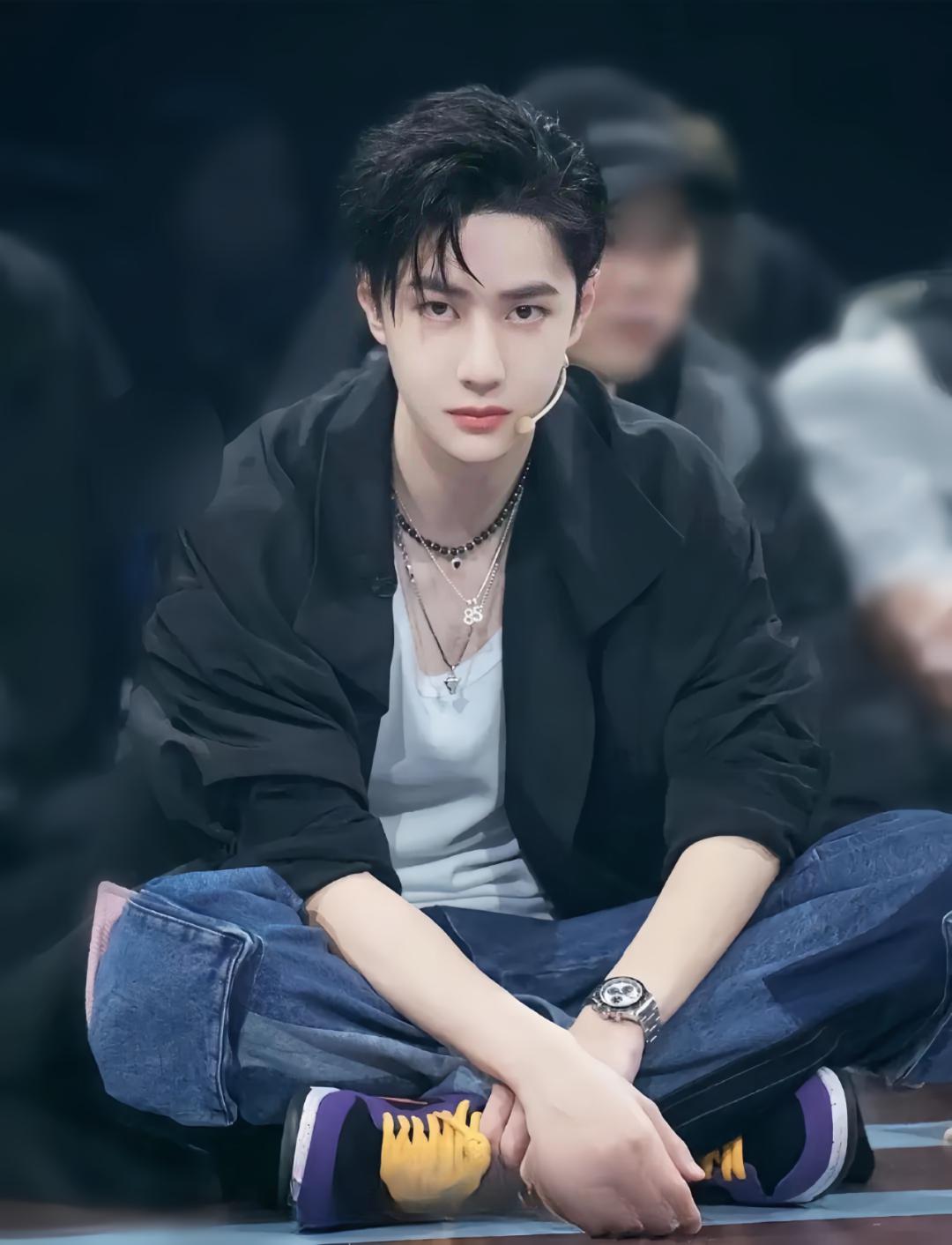 王一博:爱豆巅峰的坚守与超越 在瞬息万变的娱乐圈,王一博无疑是独特