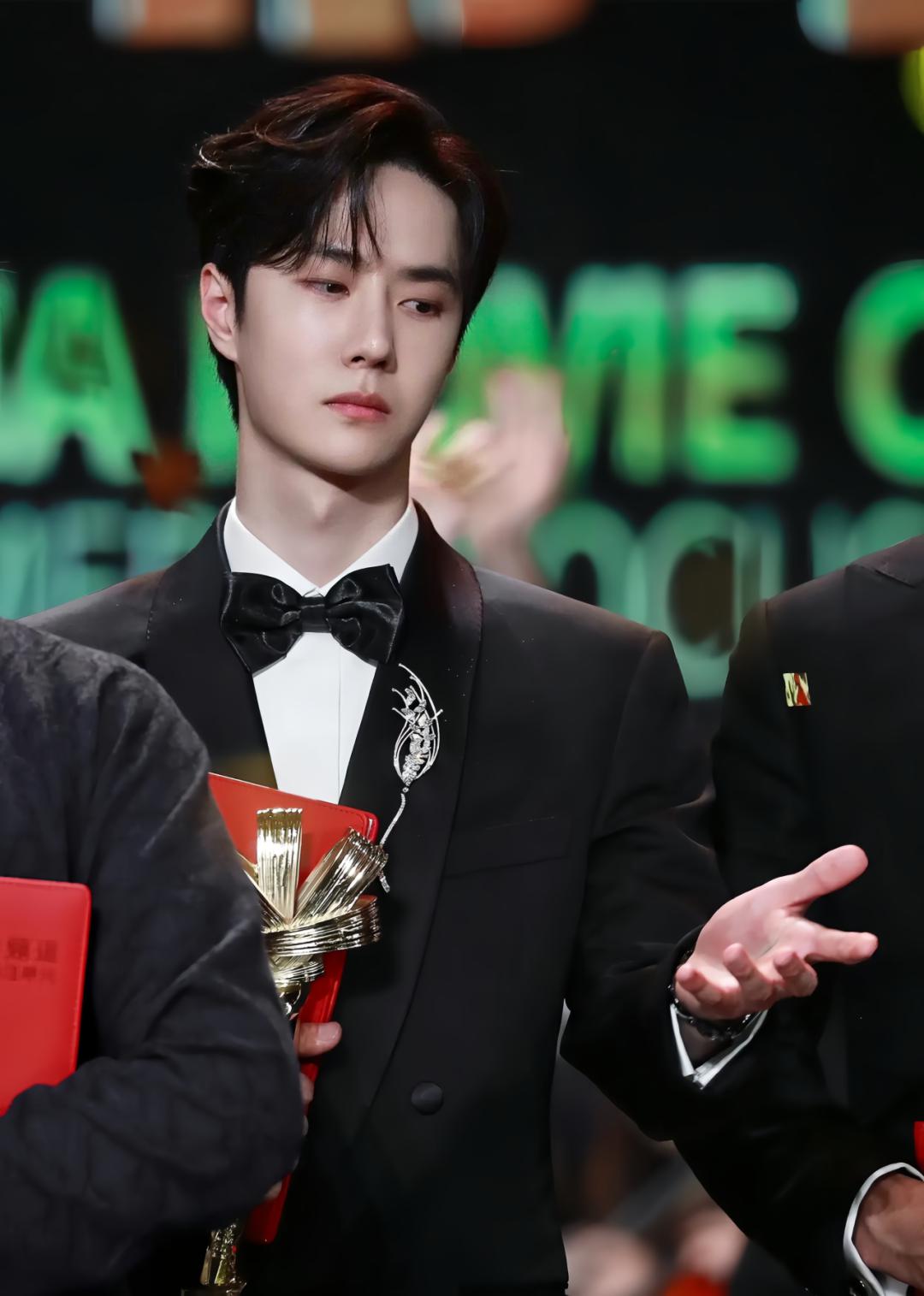 王一博:爱豆巅峰的坚守与超越 在瞬息万变的娱乐圈,王一博无疑是独特