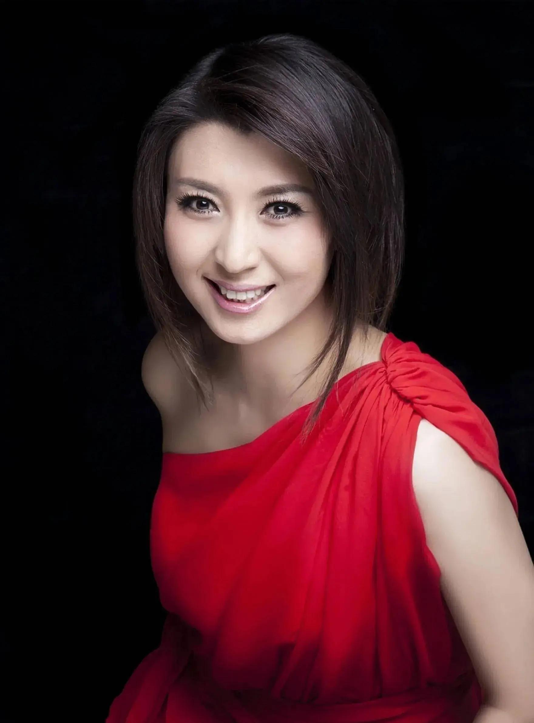 闫学晶:演艺之路上的坚韧女性 闫学晶,一个在娱乐圈中凭借坚韧与勇气