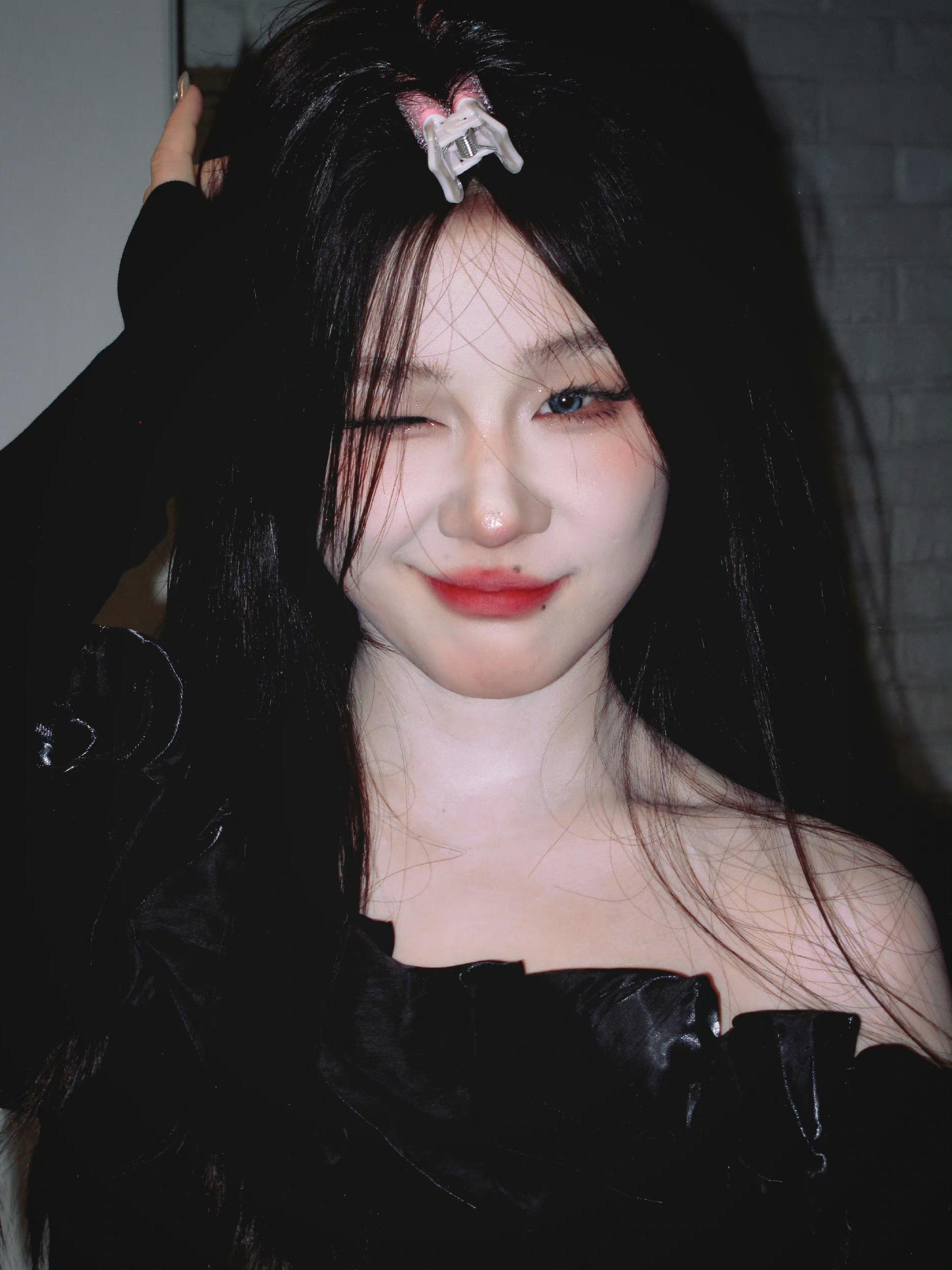 金靖:新中式妆容气质优雅 金靖一改往日活泼开朗,搞笑逗趣的形象,选择