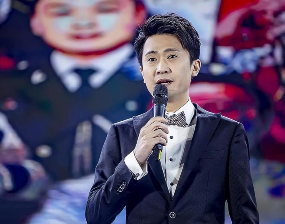 杨帆:春晚分会场主持人 主持人杨帆抵达沈阳分会场,为春晚做准备,他的