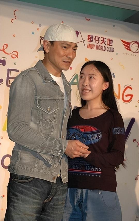 刘德华隐婚事件 刘德华和朱丽蒨在美国拉斯维加斯的一家小教堂里悄悄