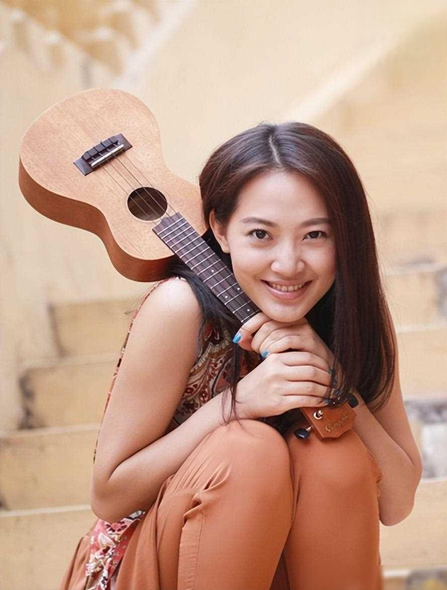 秦子越:演艺圈中的家庭与事业平衡者 秦子越,一个在演艺圈中如明月般