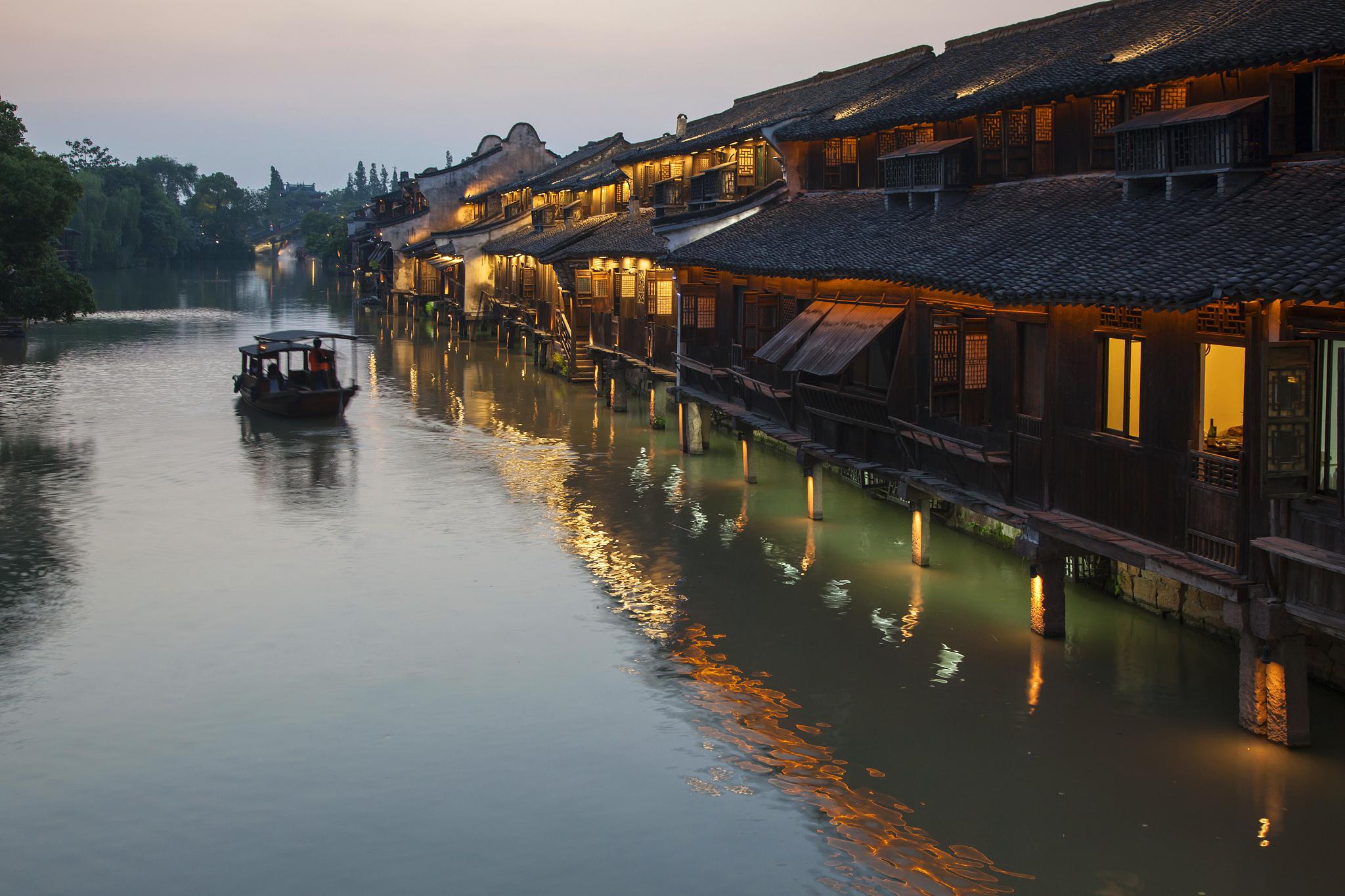 不论是品尝地道的绍兴美食,还是沉醉于美丽的自然风光,绍兴都能为你