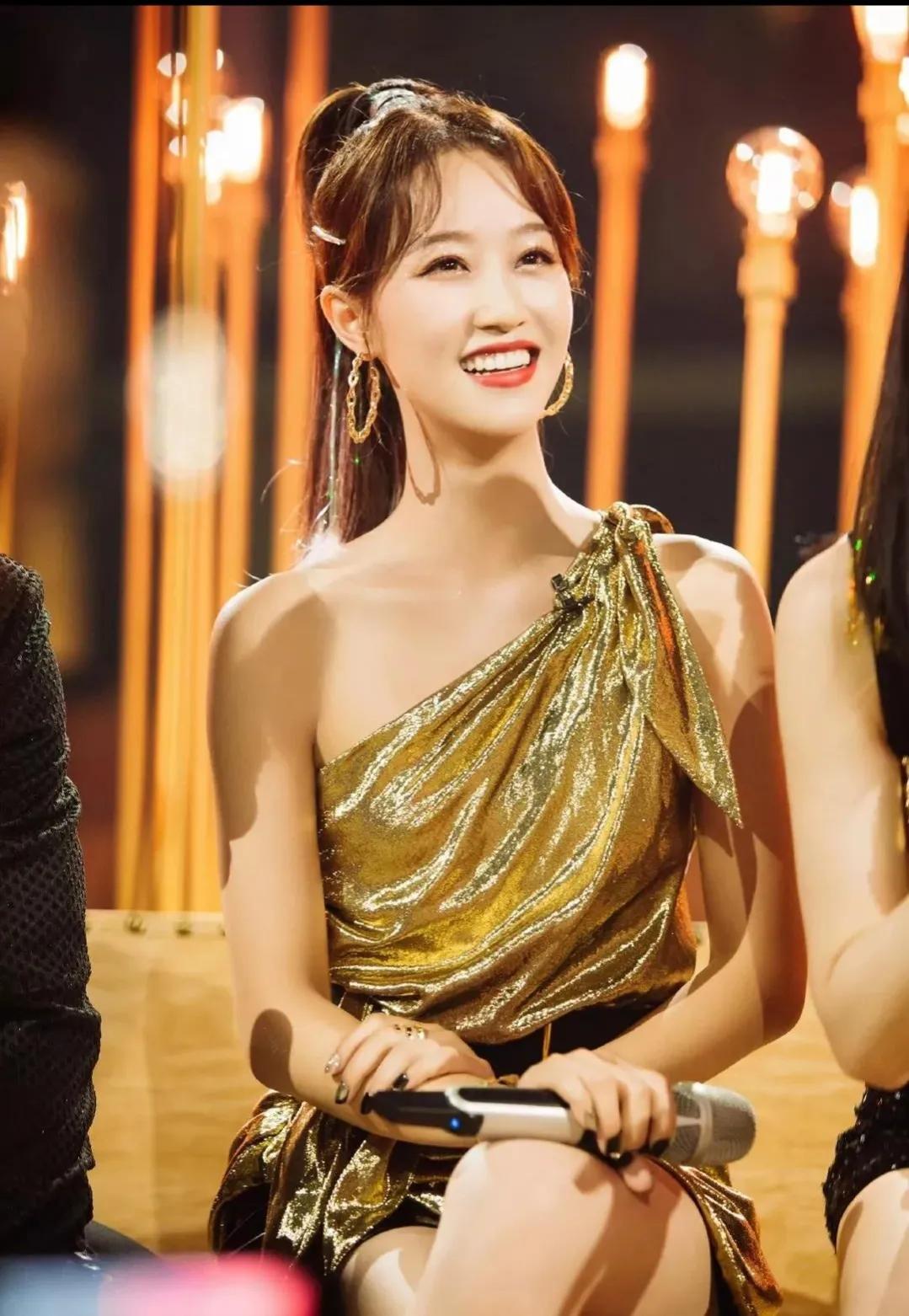 蓝盈莹的整容风波 演员蓝盈莹在社交媒体上否认自己整容的言论,她表示