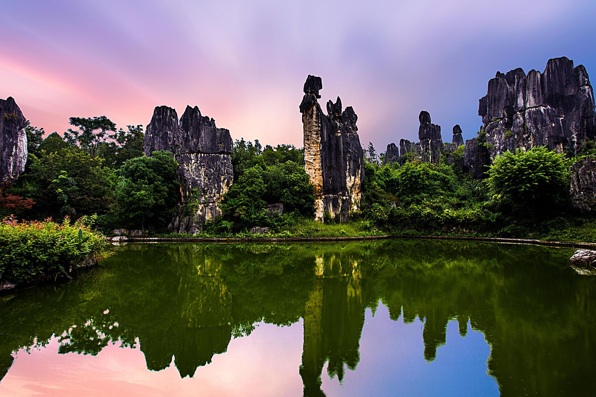昆明石林风景区:云南必去之地 昆明石林风景区是云南的一颗瑰宝,被誉