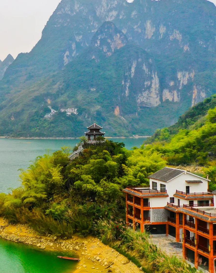 浩坤湖:广西的天然仙境 浩坤湖,位于广西百色市凌云县,是一个宛如翡翠