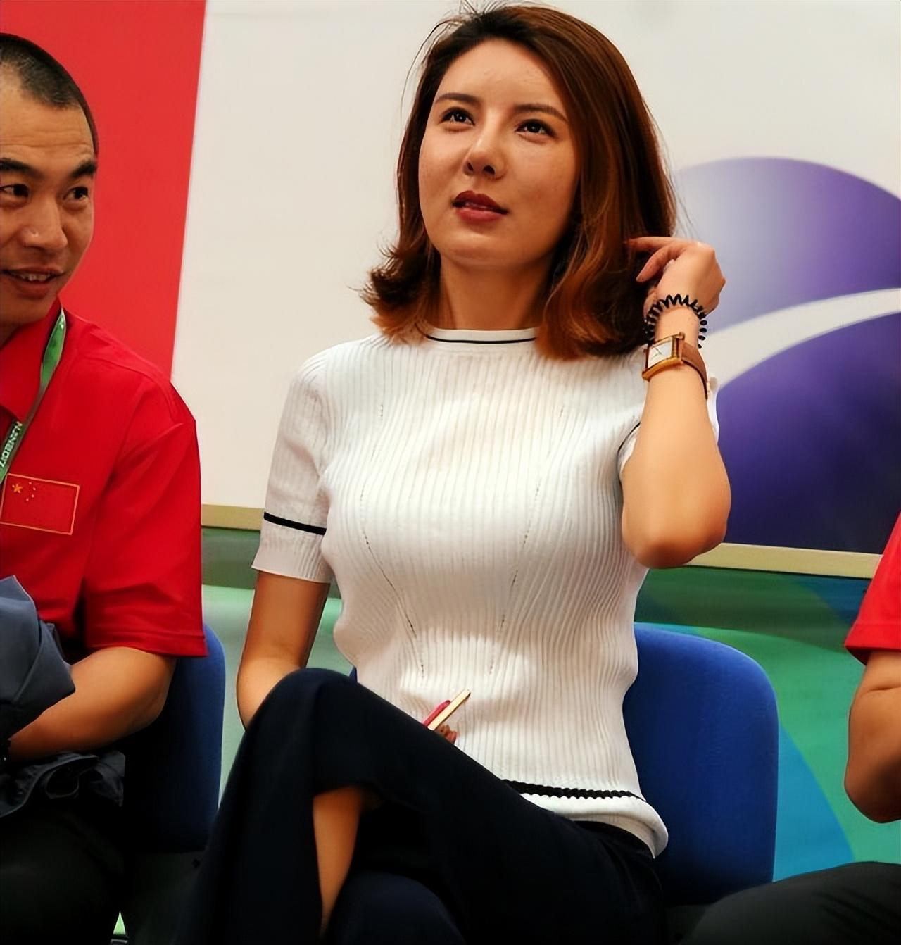 杜丽的故事:从运动员到教练的蜕变 杜丽从小被生父抛弃,与继父闹僵,但