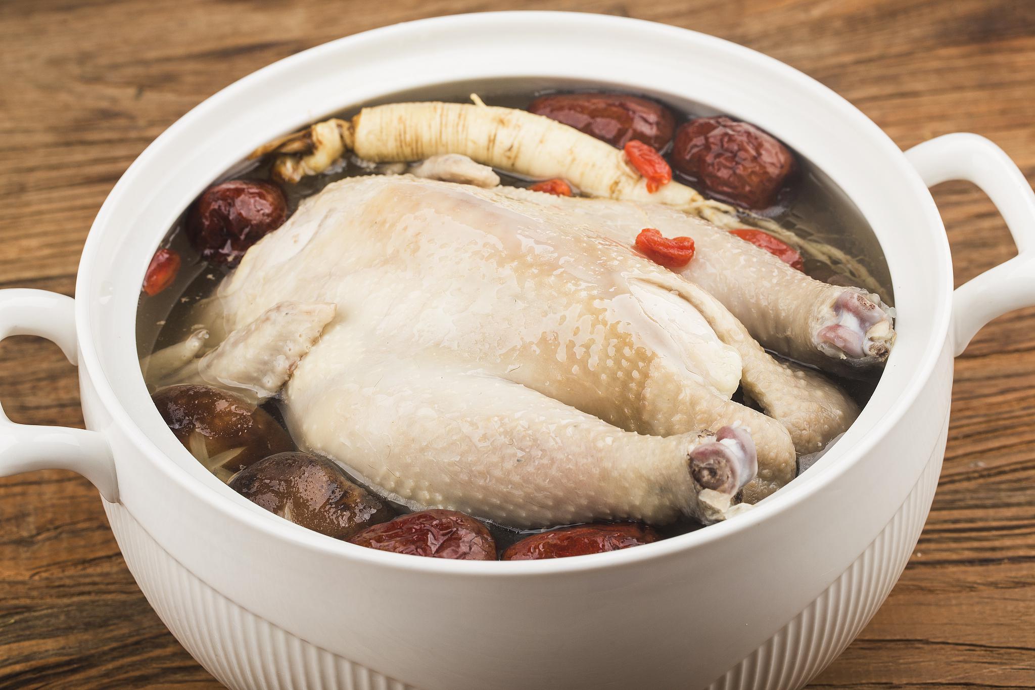 炖白条鸡:家常美味又滋补 白条鸡是一种鲜嫩又营养的家常食材,但如何