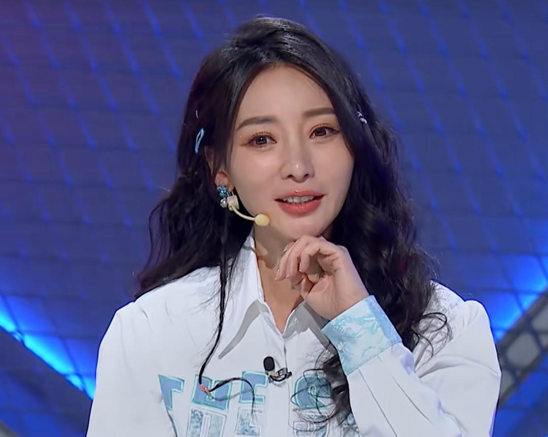 柳岩最近在综艺节目中的状态引发网友热议,她的容貌一直在发生着蚊铑