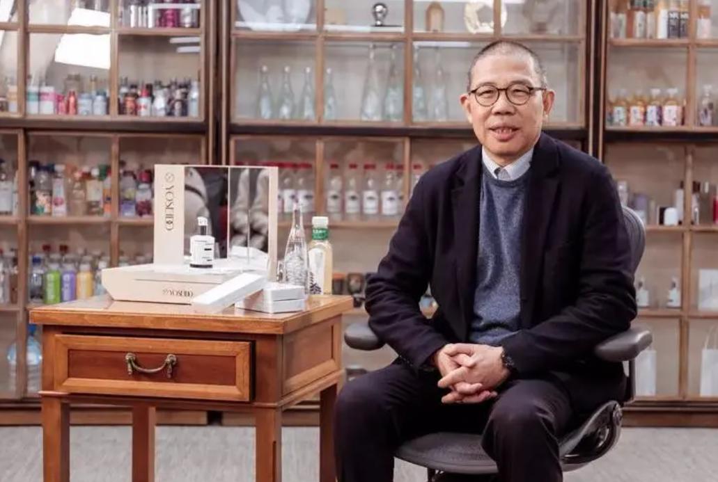 钟睒睒:中国首富 钟睒睒,1954年12月出生于浙江诸暨,是一位杰出的企业