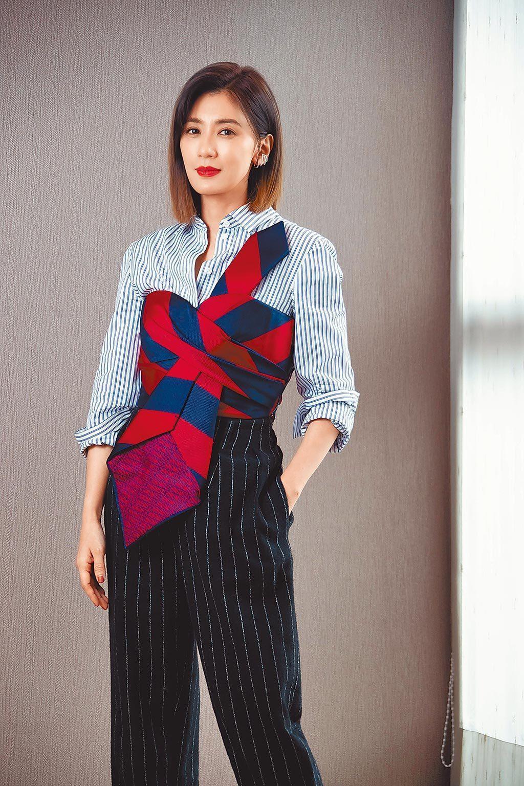 18岁梧桐妹大胆尝试叛逆时尚:贾静雯与修杰楷的独特育儿观 近期,18岁