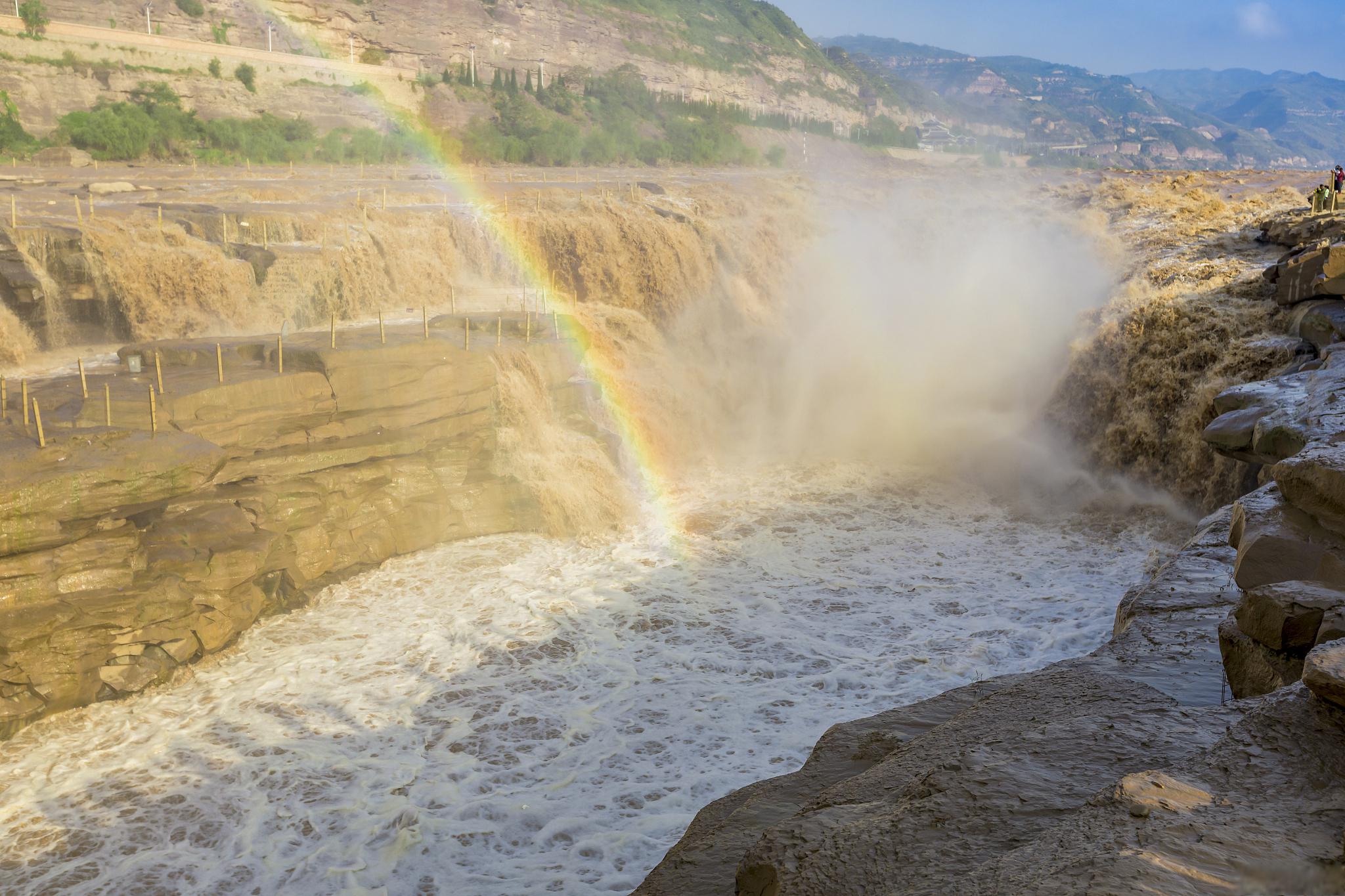 壶口瀑布:中国之巅的壮美奇观 98黄河之上的璀璨明珠 壶口瀑布位于