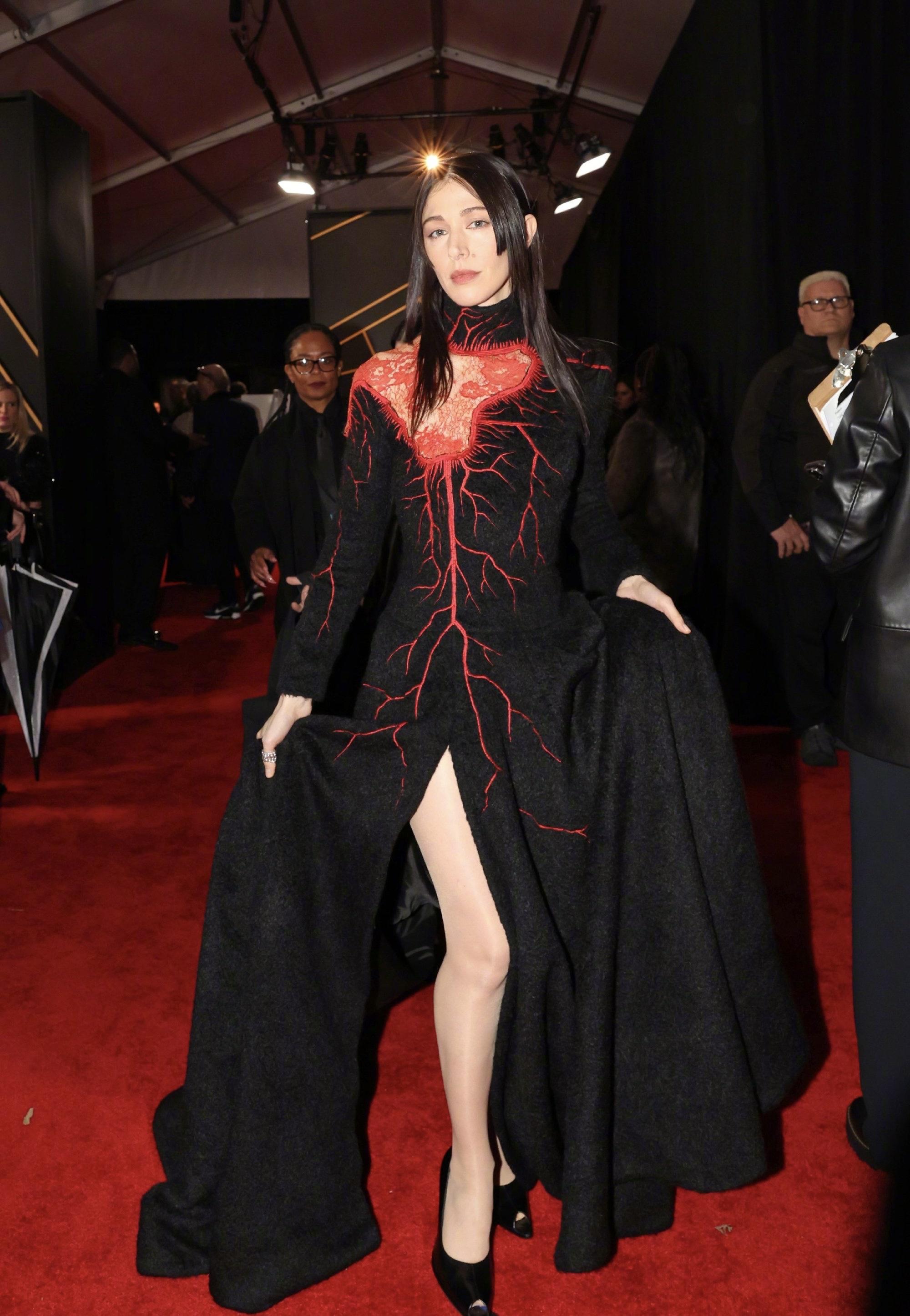 格莱美红毯:造型大胆,男人也妩媚 第66届格莱美颁奖礼红毯上,各路巨星