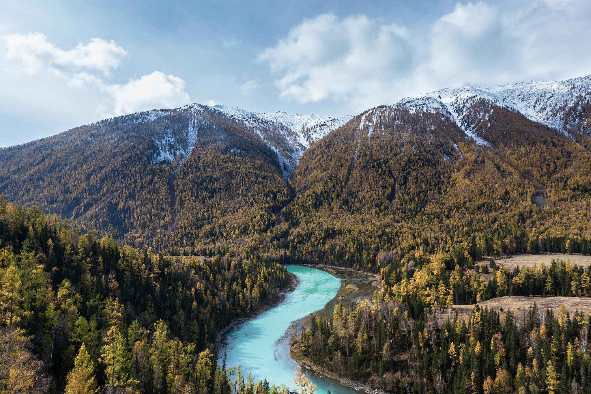 新疆9月旅行清单:探寻黄金季节的绝美风景 金秋九月,新疆的天高云淡